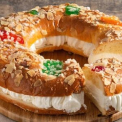 Roscón de Reyes relleno de nata