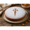 Tarta de Santiago tradicional para una mesa gallega de fiesta
